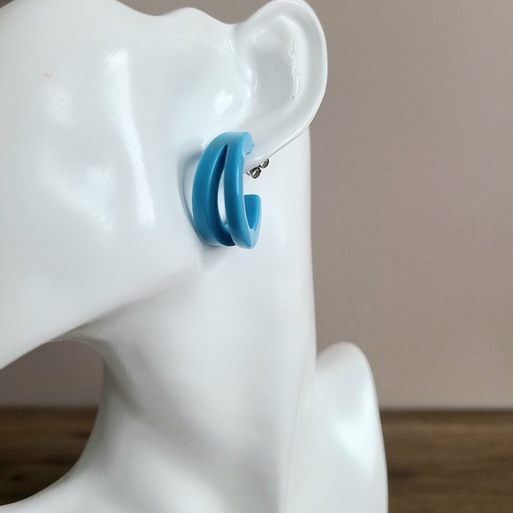 Blue plastic acrylic double loop earrings. - Picture 2 of 8